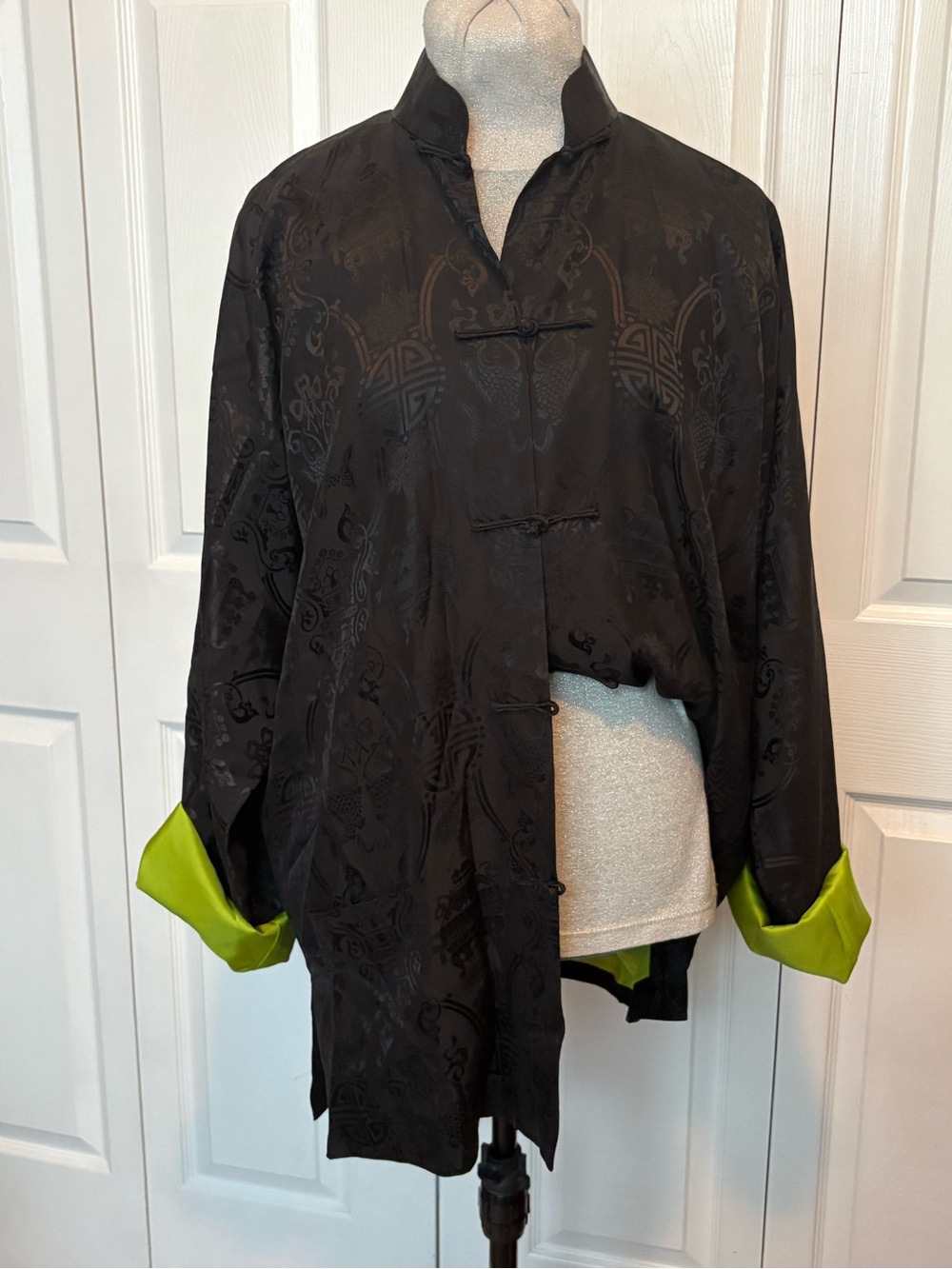 Shanghai Tang Black 100% Silk Satin Jacquard Mandarin Jacket w/ Lime Green Cuffs